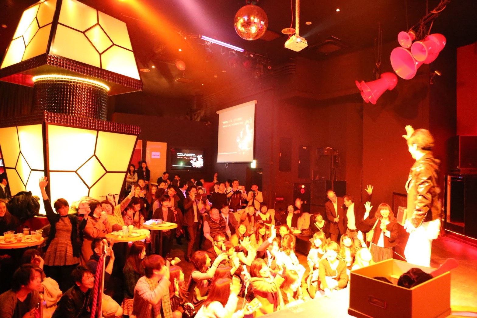営業、恋愛、宴会、コンパなどが苦手なあなたを最高の楽しい人生にさせるコミニケーションの方法をマジック技術を応用して相手の心を掴む方法を教える、サクセスコミニュケーターBAZZIが教える！